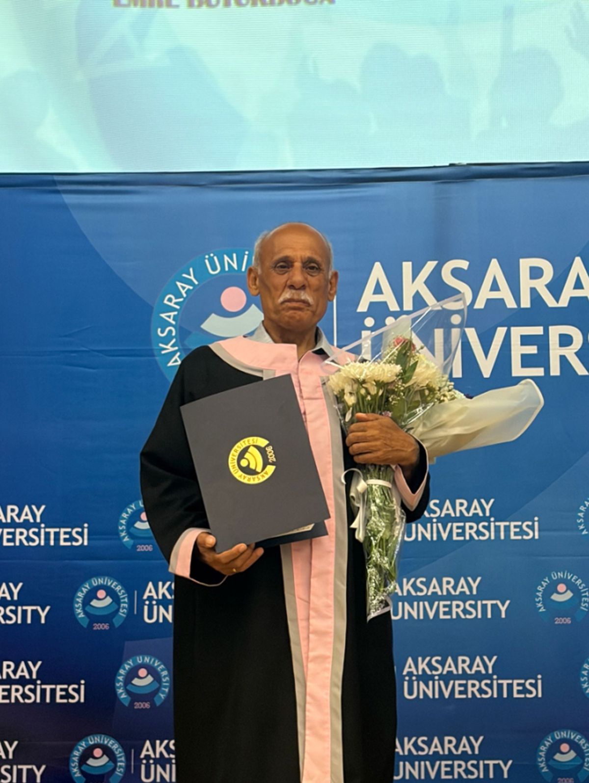 71 yaşında, ikinci üniversiteyi sevinç gözyaşlarıyla bitirdi