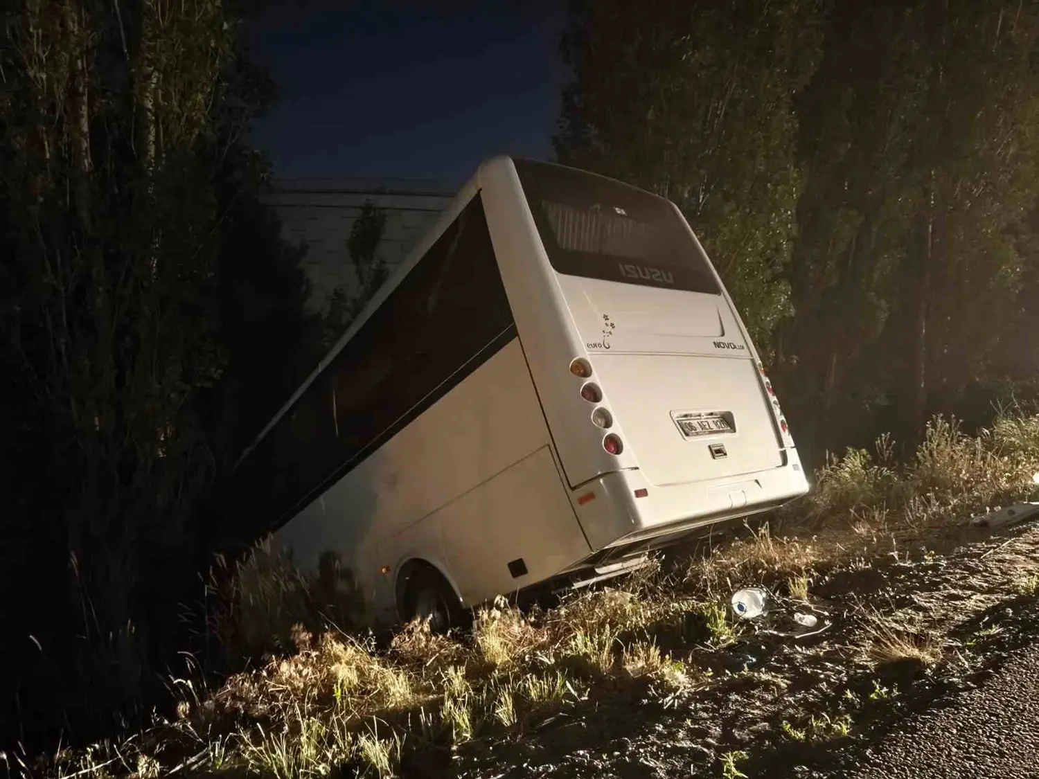 Servis aracı yol kenarına devrildi