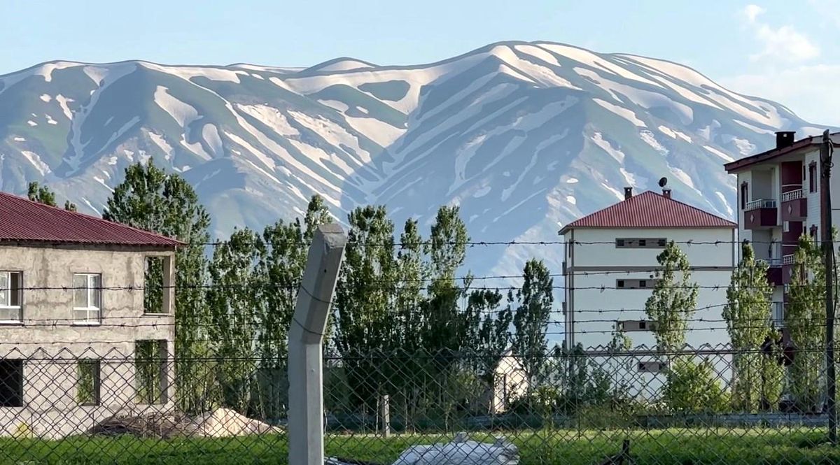 Yüksekova'nın "zebra" görünümlü karlı dağları ilgi görüyor