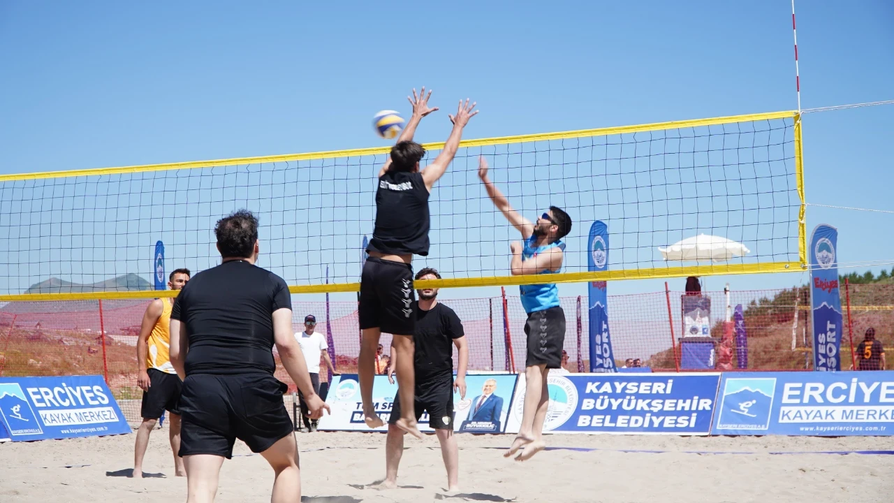 Erciyes'te 2 bin 200 metrede plaj voleybolu