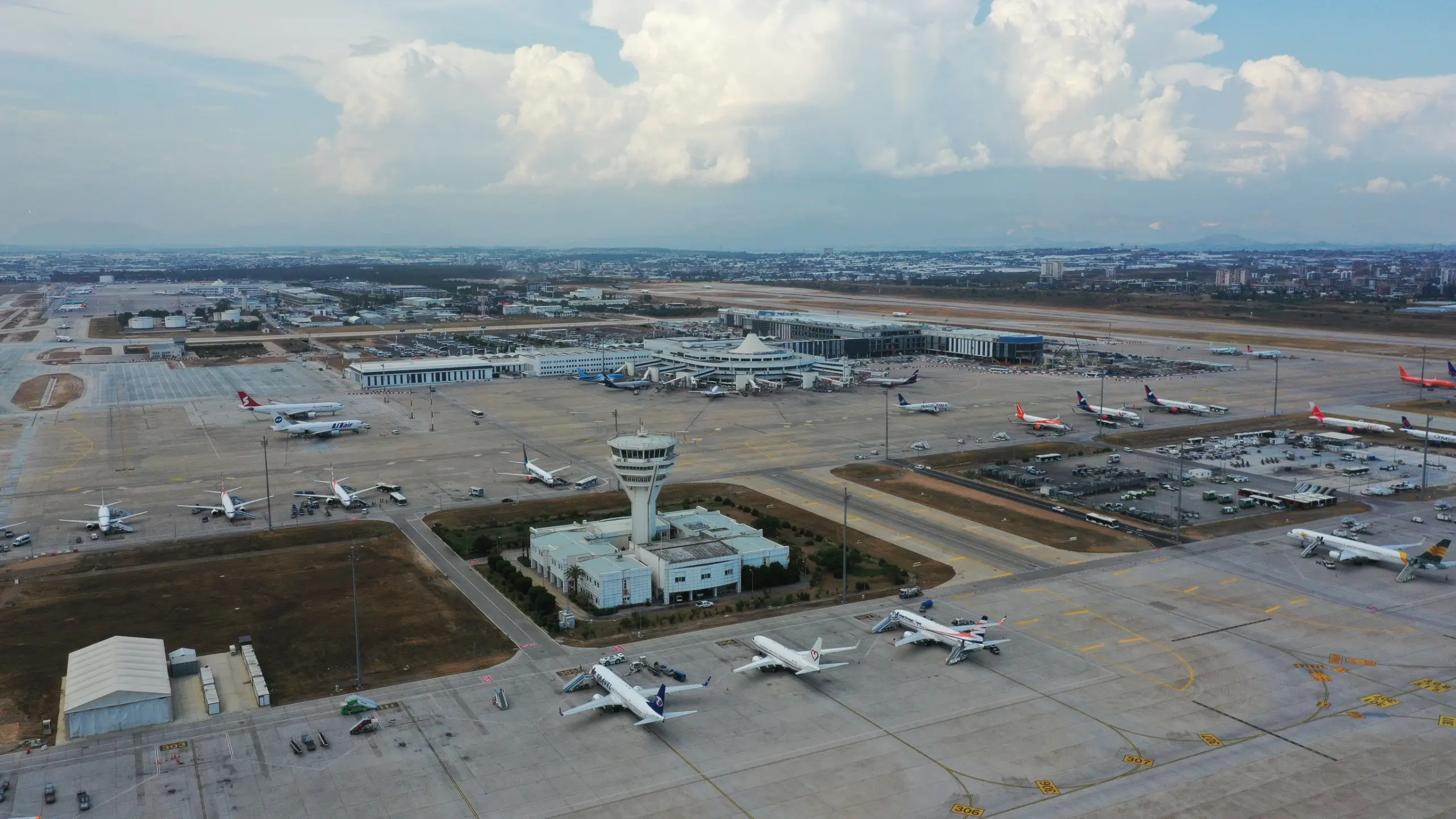 Antalya'ya turist akını! 5 ayda 9 milyon yolcuya hizmet verildi
