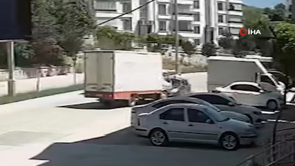 Elazığ’da Otomobil ve Kamyonet Çarpıştı, O Anlar Güvenlik Kamerasında