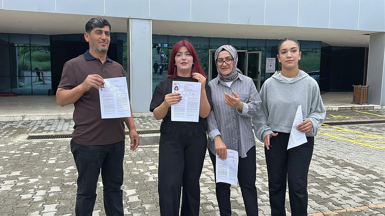 Burdur'da baba, anne ve 2 kızı sınavda birbirlerine rakip oldu
