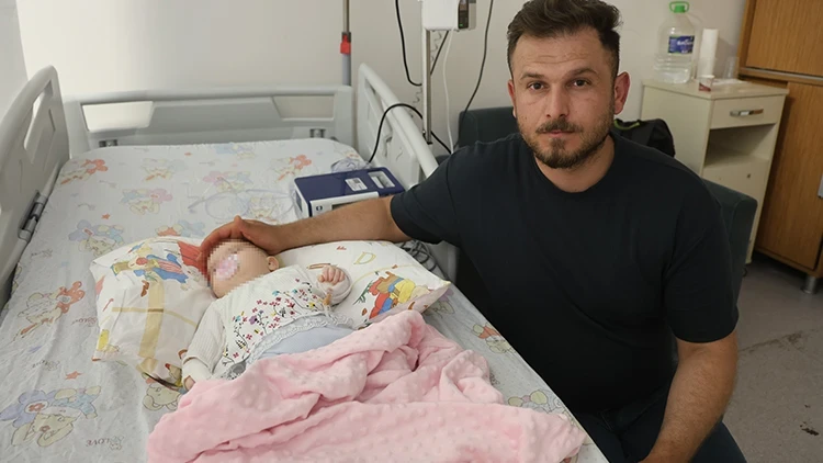 Hemşire, makasla sargıyı keserken bebeğin parmağını kopardı