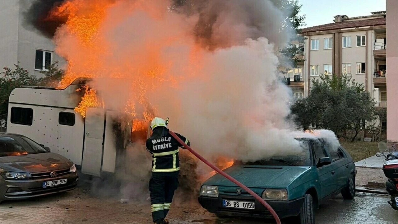 İki araç saniyeler içinde kül oldu: Muğla’da korku dolu anlar