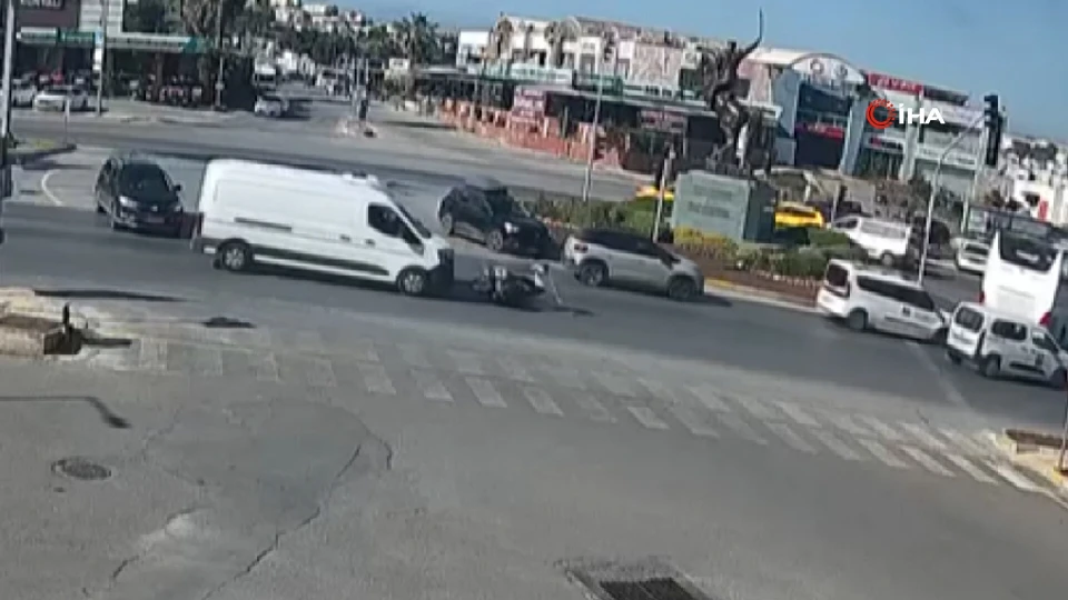 Bodrum Gümbet'te Motosiklet Ve Kamyonet Çarpıştı: 2 Yaralı Hastanelik Oldu