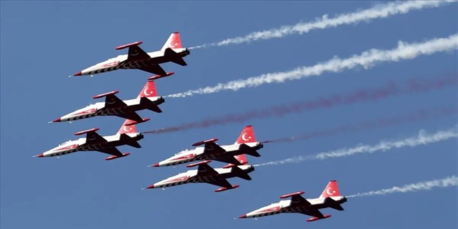 Türk Yıldızları göklerde yine nefes kesiyor