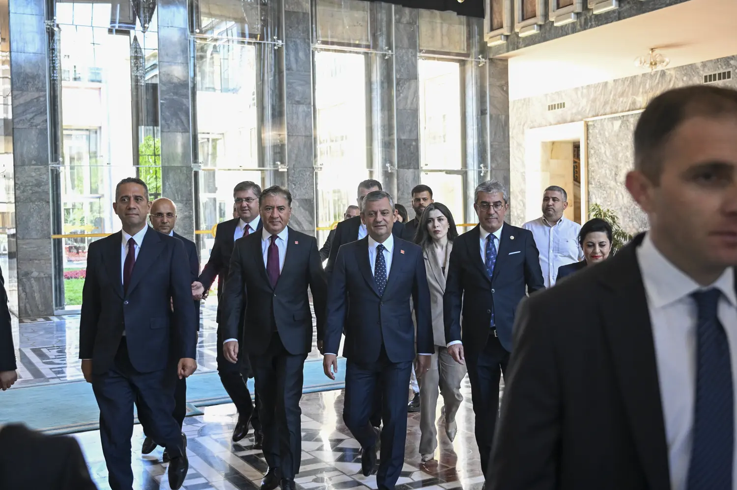 CHP'de beklenen oldu! Özgür Özel ve 90 vekil istifa etti