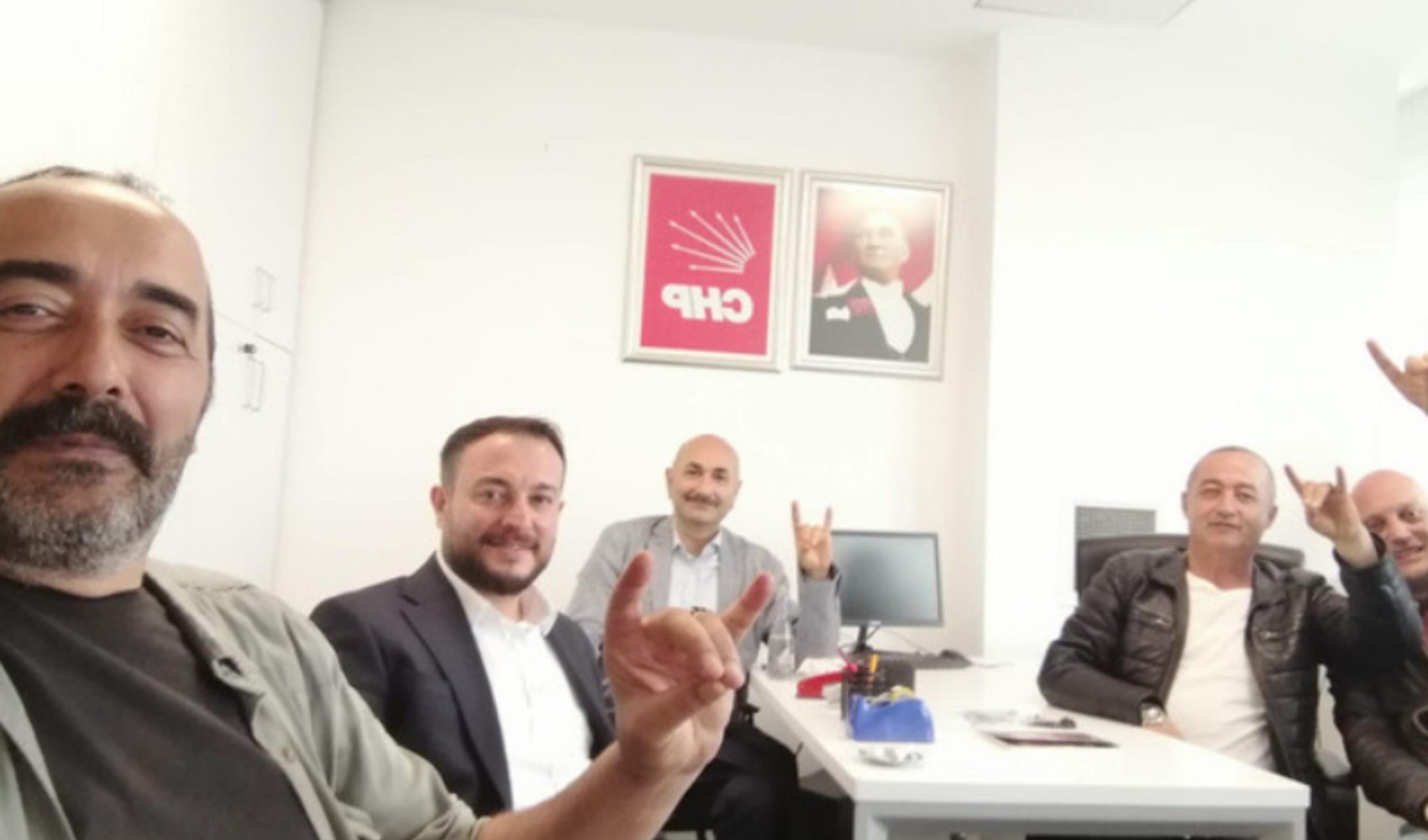 CHP Genel Merkezi'nde tartışma yaratan kare: Bozkurtlu fotoğraf
