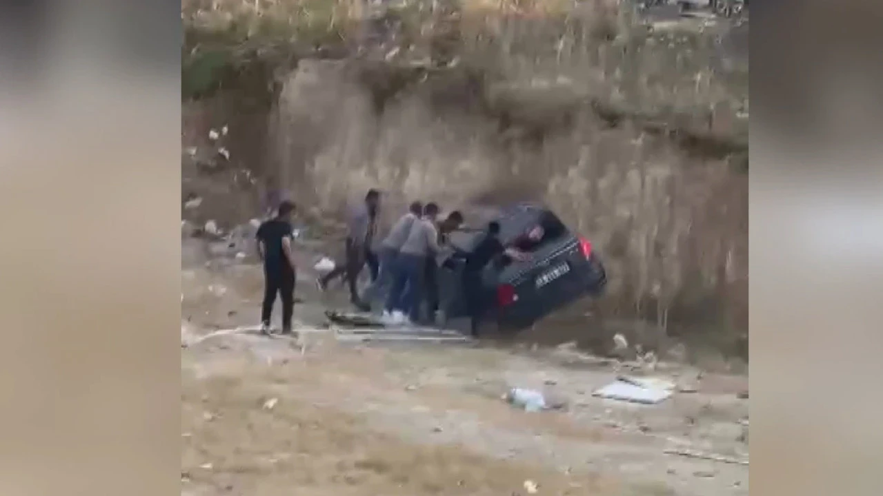 Çocuklar arabanın içinde oyun oynuyorlardı: El freni indi, iki kardeş ölümden döndü