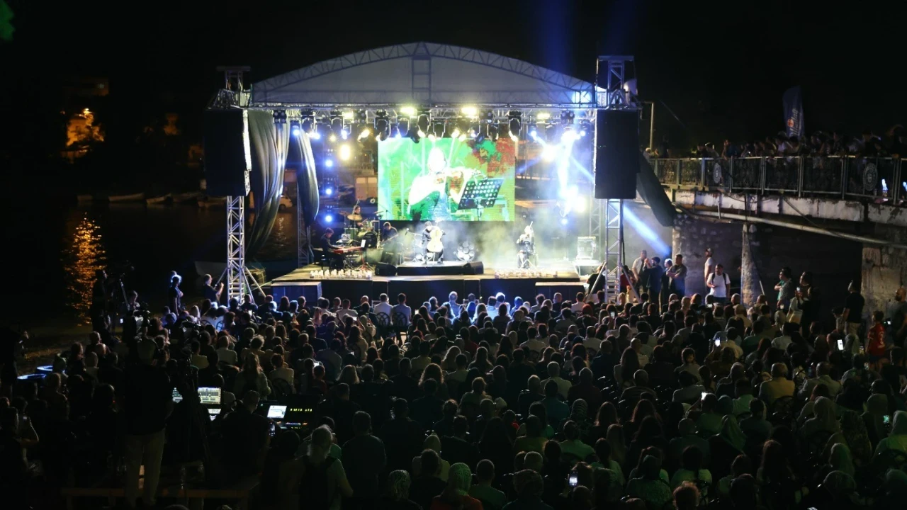 Bursa Festivali'nde Bagjan Oktyabr rüzgarı