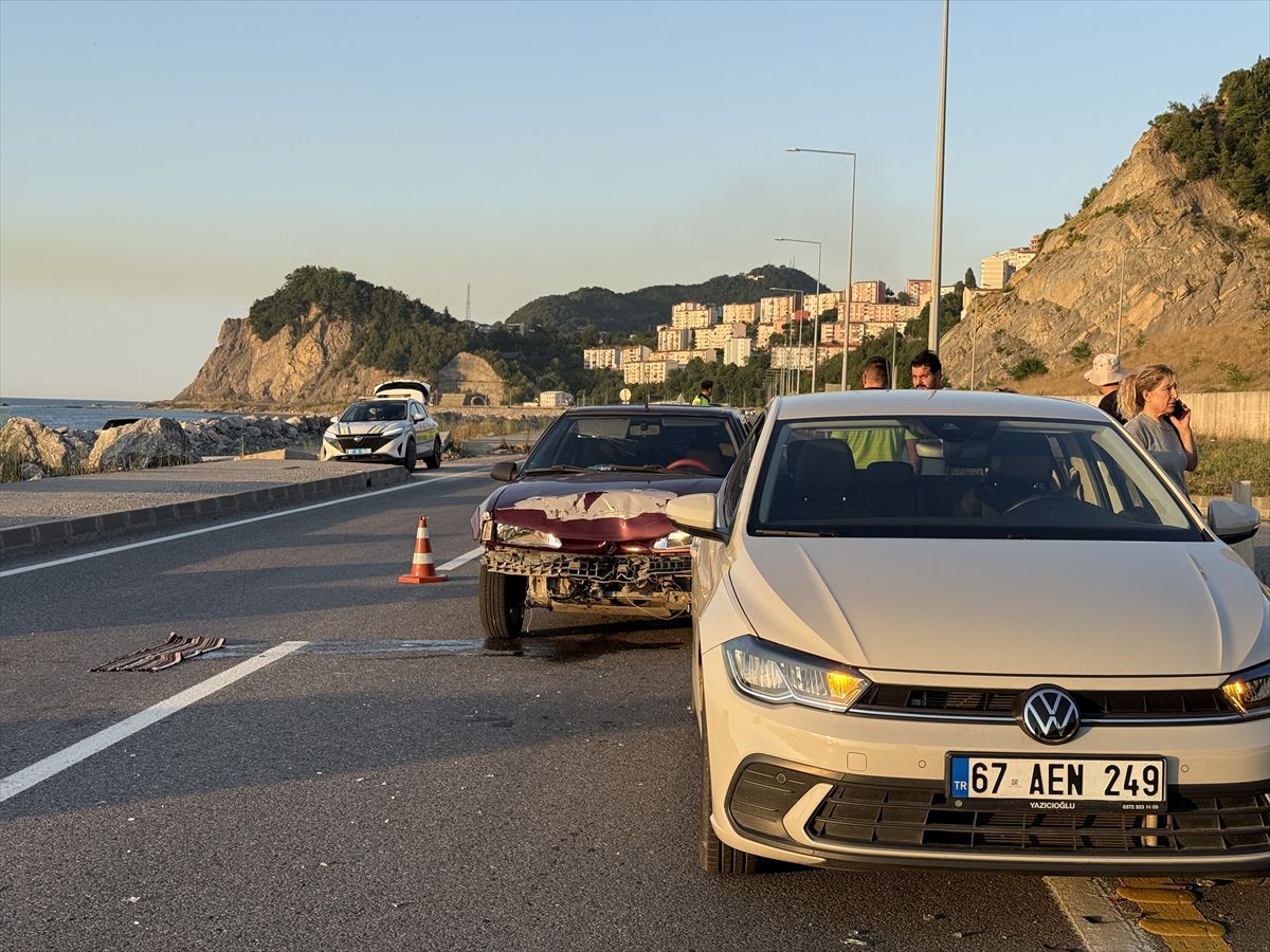 Zonguldak'ta İki Otomobil Çarpıştı: 1 Yaralı