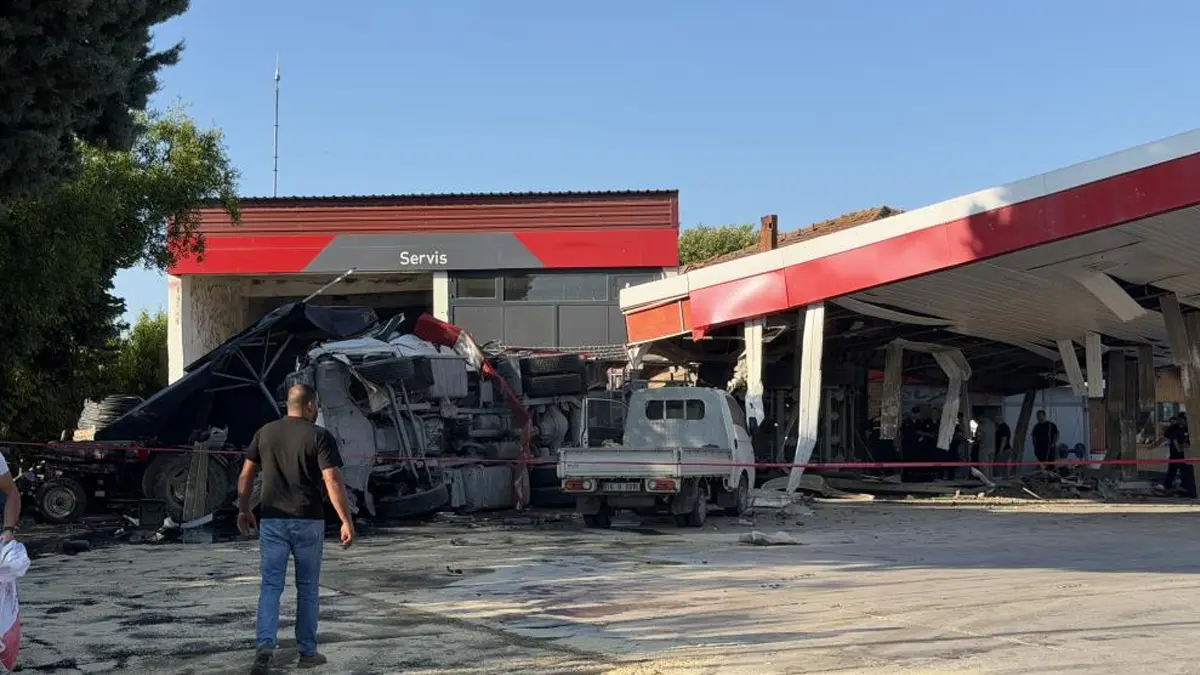 Bursa'da tır akaryakıt istasyonunun marketine daldı! Ölü ve yaralılar var