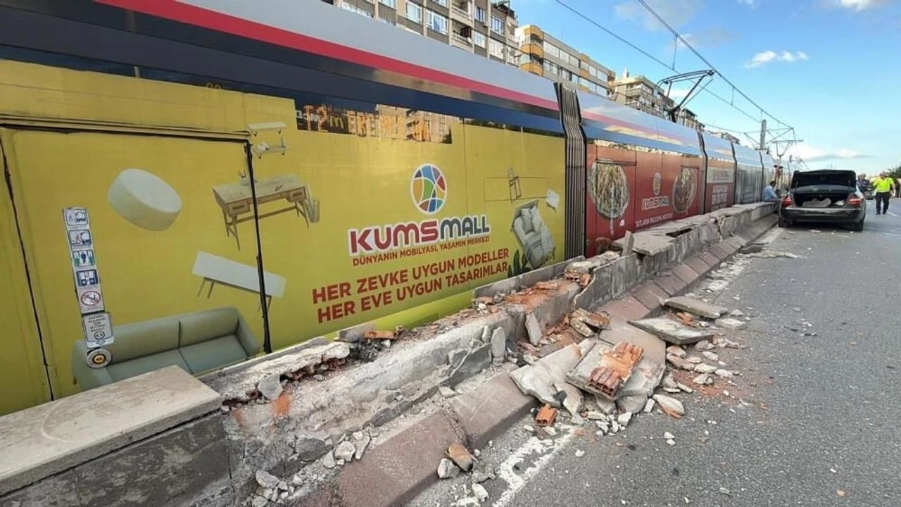 Otomobilin çarptığı refüjden kopan taşlar tramvaydan içeri girdi: 4 yolcu yaralı