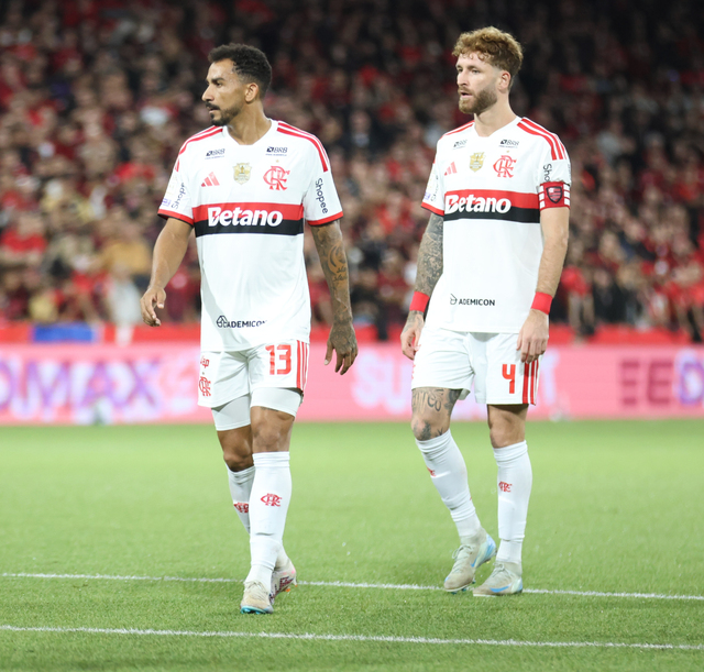 Beşiktaş, Brezilyalı stoper Leo Pereira'ya talip oldu