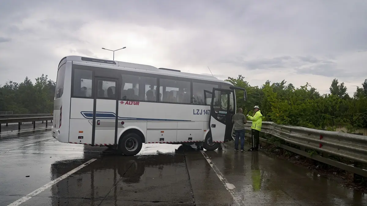 Eyüpsultan'da yağış kaza getirdi: Bariyerlere çarpan midibüsteki yolcular yaralandı