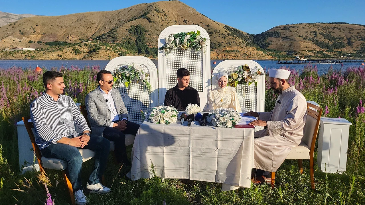 Çat Barajı'ndaki yüzen adalar bir ilke sahne oldu: Nikah kıyıldı