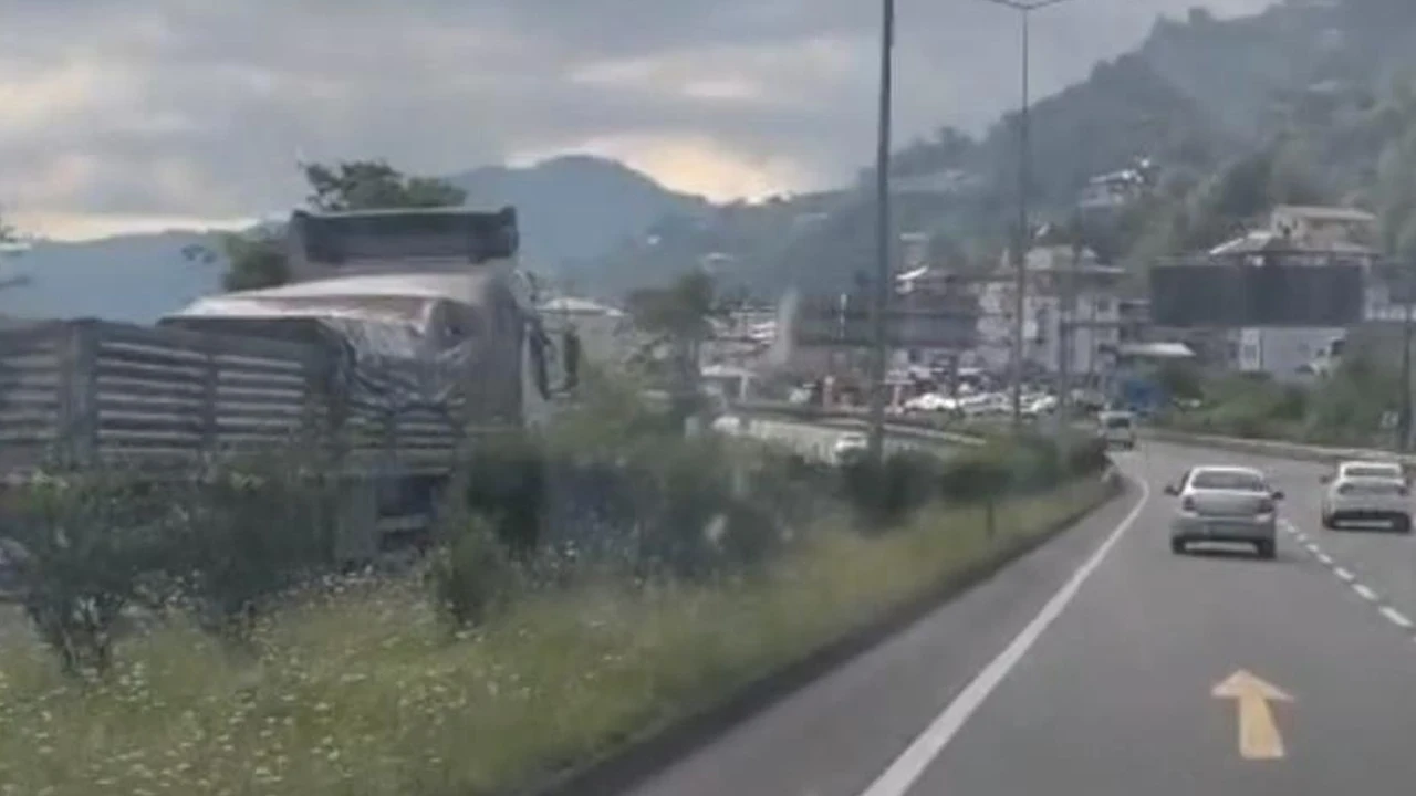 Trabzon Karadeniz Sahil Yolu'nda ters şeritte ilerleyen kamyonet tepki çekti