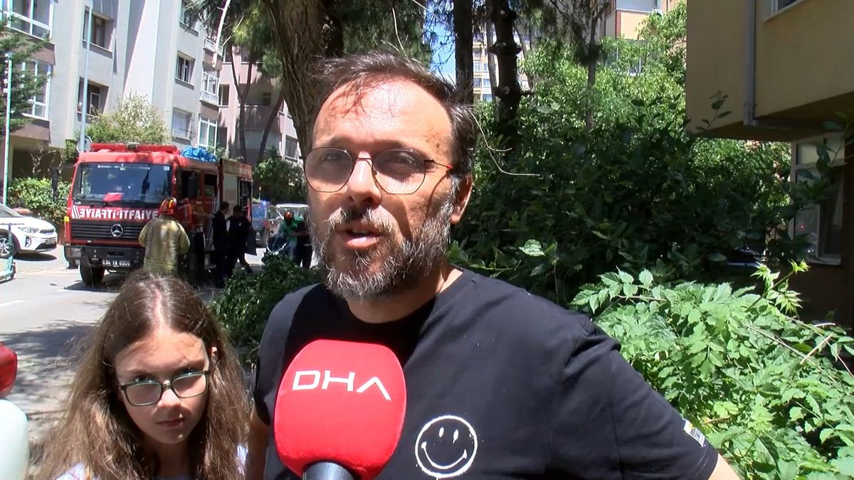 Kadıköy'de Park Halindeki Otomobilin Üzerine Dal Düştü