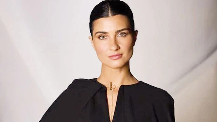 Tuba Büyüküstün Çin'de parladı