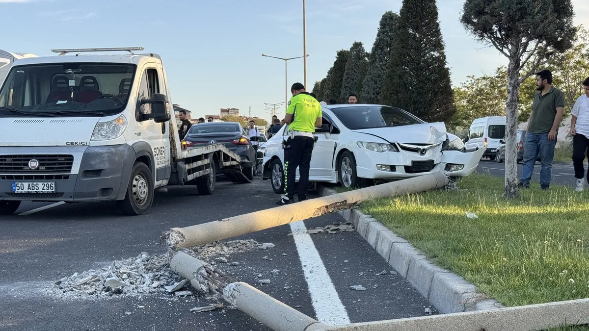 Nevşehir'de 4 otomobilin zincirleme kazaya karıştı: Yaralılar var