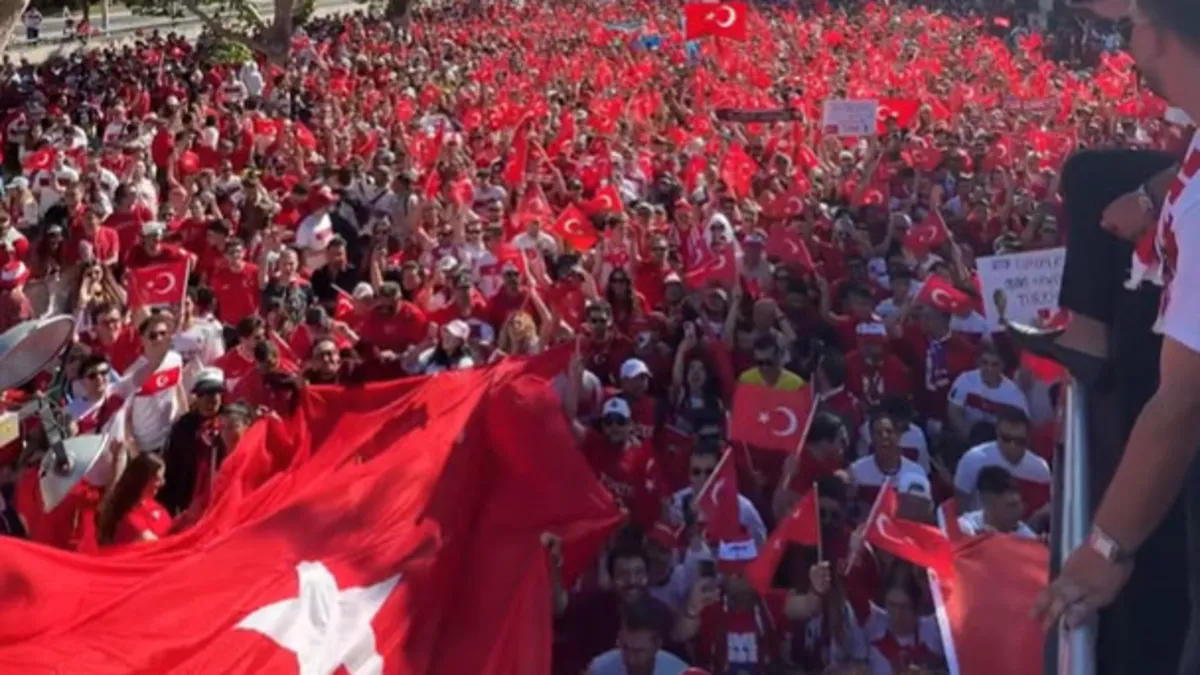 San Francisco'da Türk yürüyüşü! Türk taraftarlar marşlar eşliğinde eğlenerek maç saatini bekledi