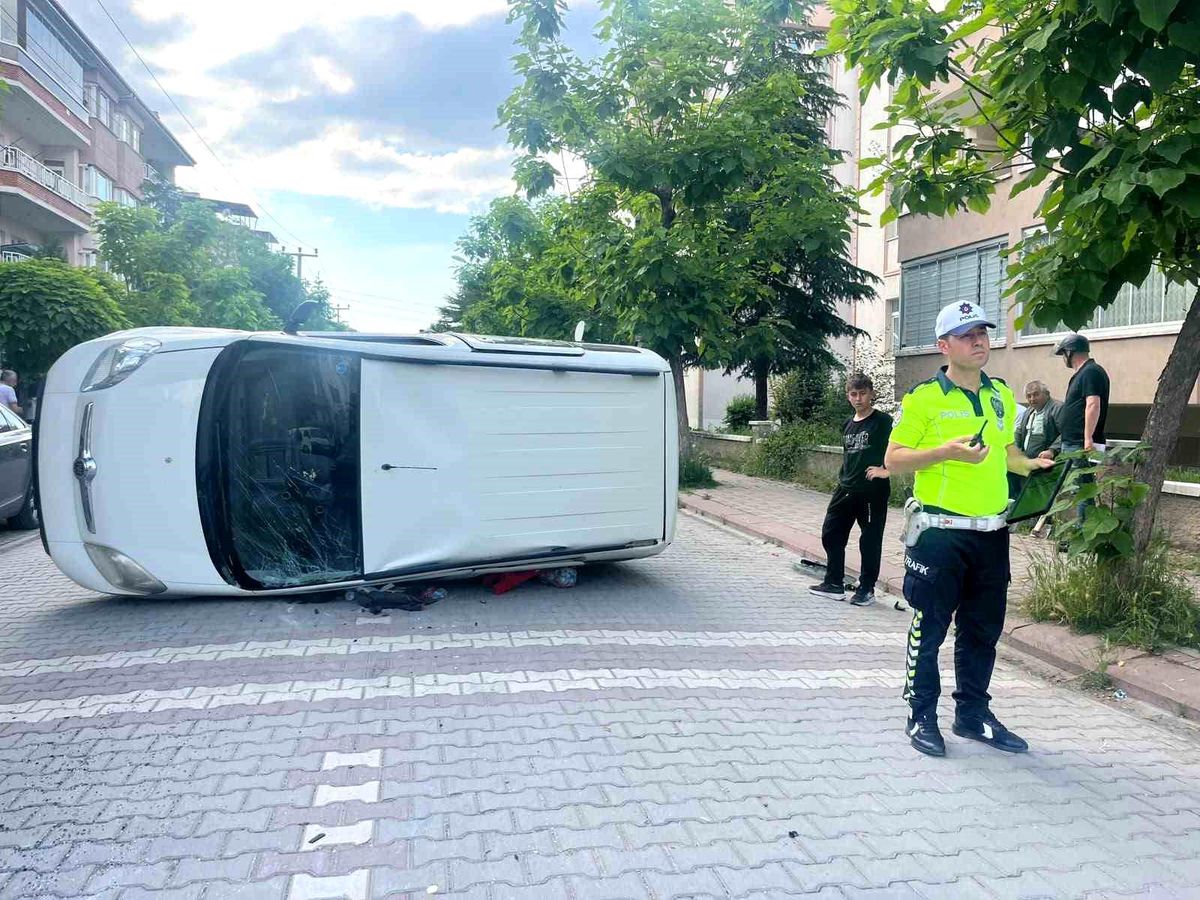 Tavşanlı'da otomobil yan yattı: 2 yaralı