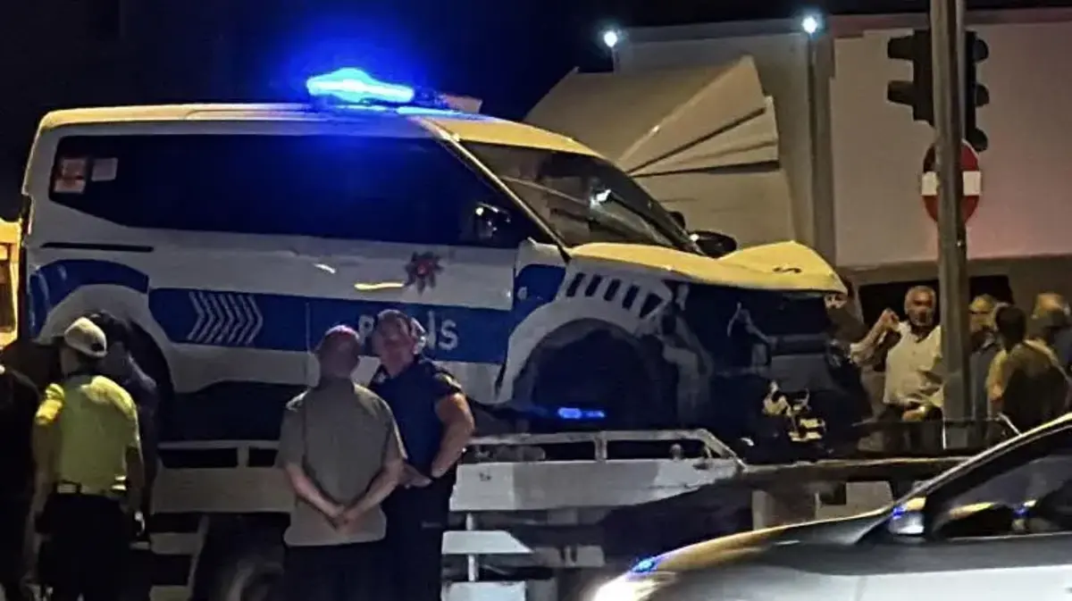 Olaya giden polis aracı ile otomobil çarpıştı