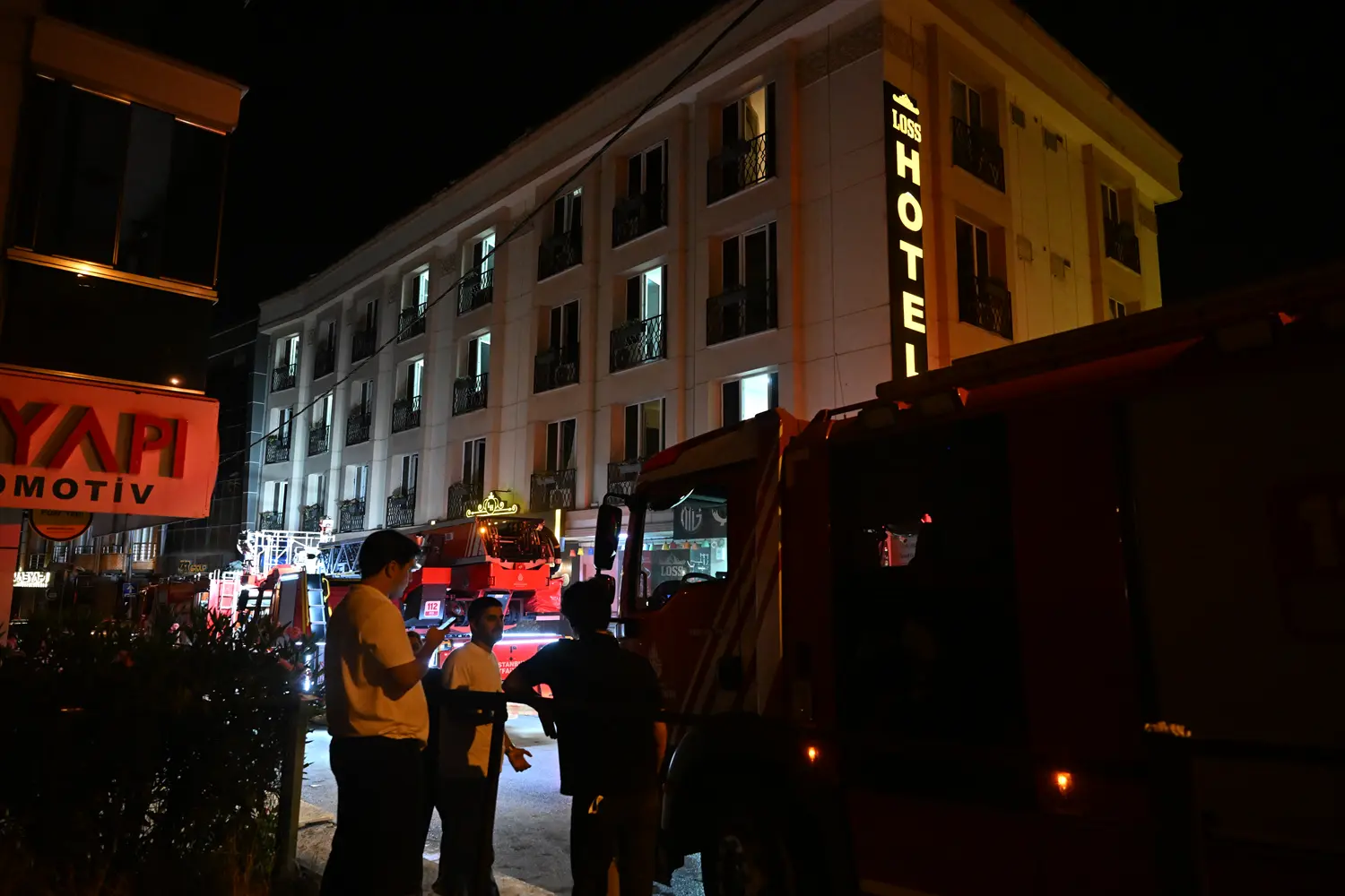 Esenyurt'ta otel yangını: Çok sayıda vatandaş mahsur kaldı