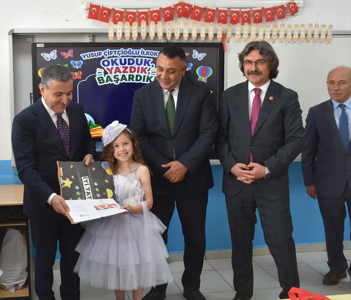 Karadeniz'deki 7 ilde yaklaşık 438 bin öğrenci karne aldı
