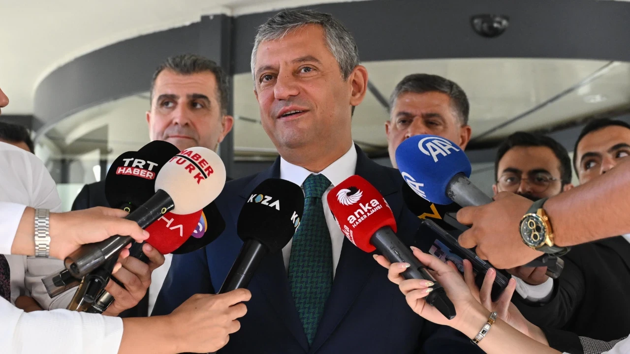 CHP'de Özgür Özel ve Ekibinin Yapacağı Kritik Toplantı Yarına Ertelendi: Milletvekili İstifaları Başladı
