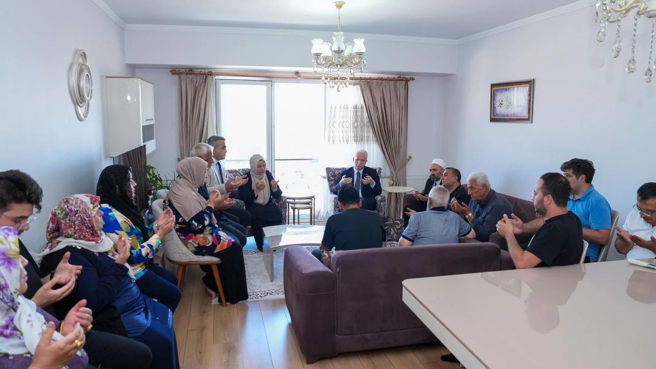 Vali Davut Gül'den Şenel Savcı'nın ailesine taziye ziyareti