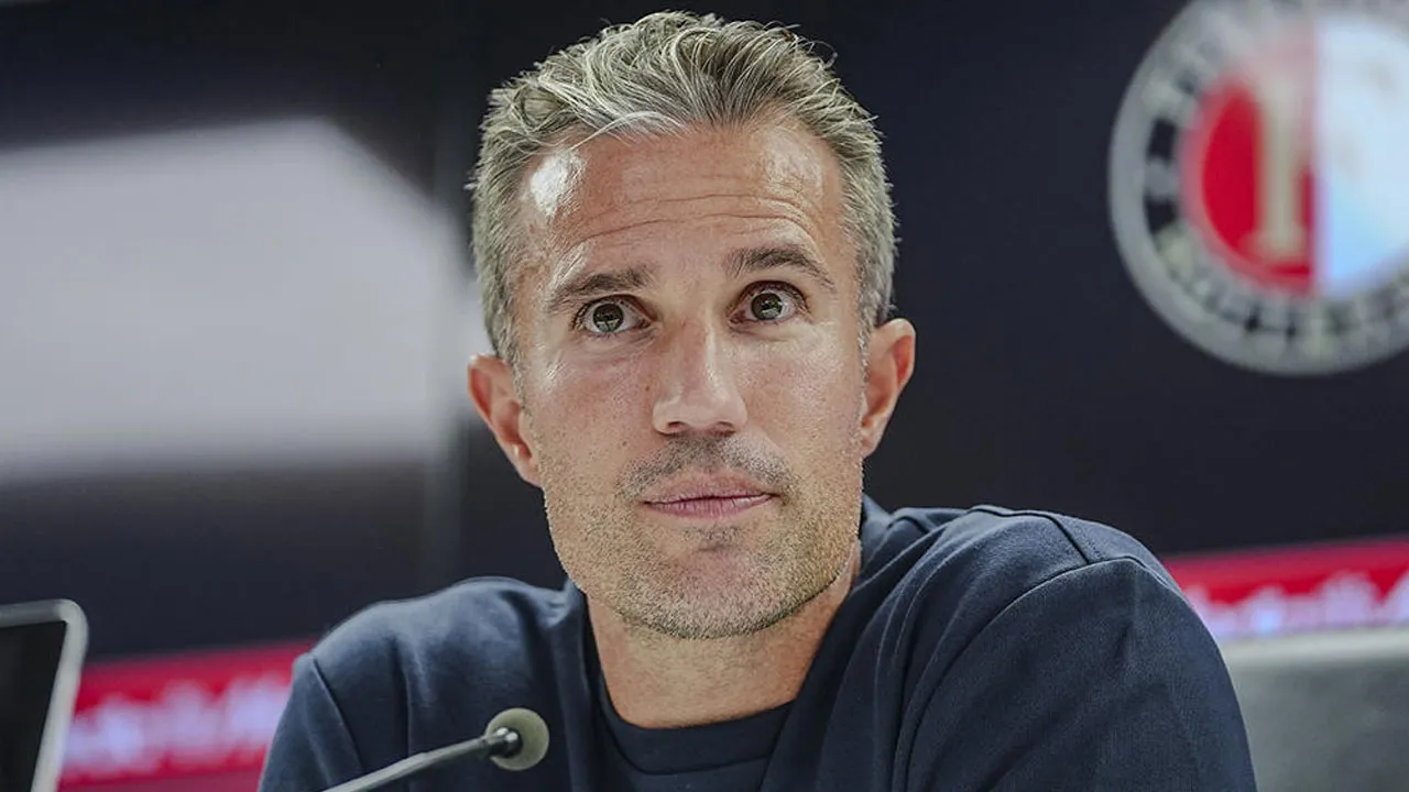Robin van Persie'nin görevine son verildi