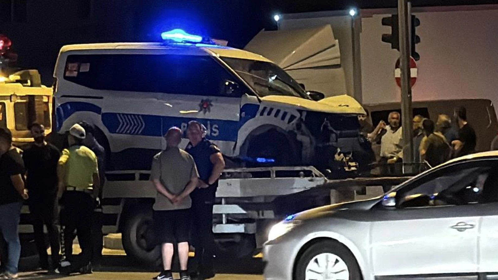 Polis aracı ile otomobil çarpıştı: 2’si polis 3 yaralı