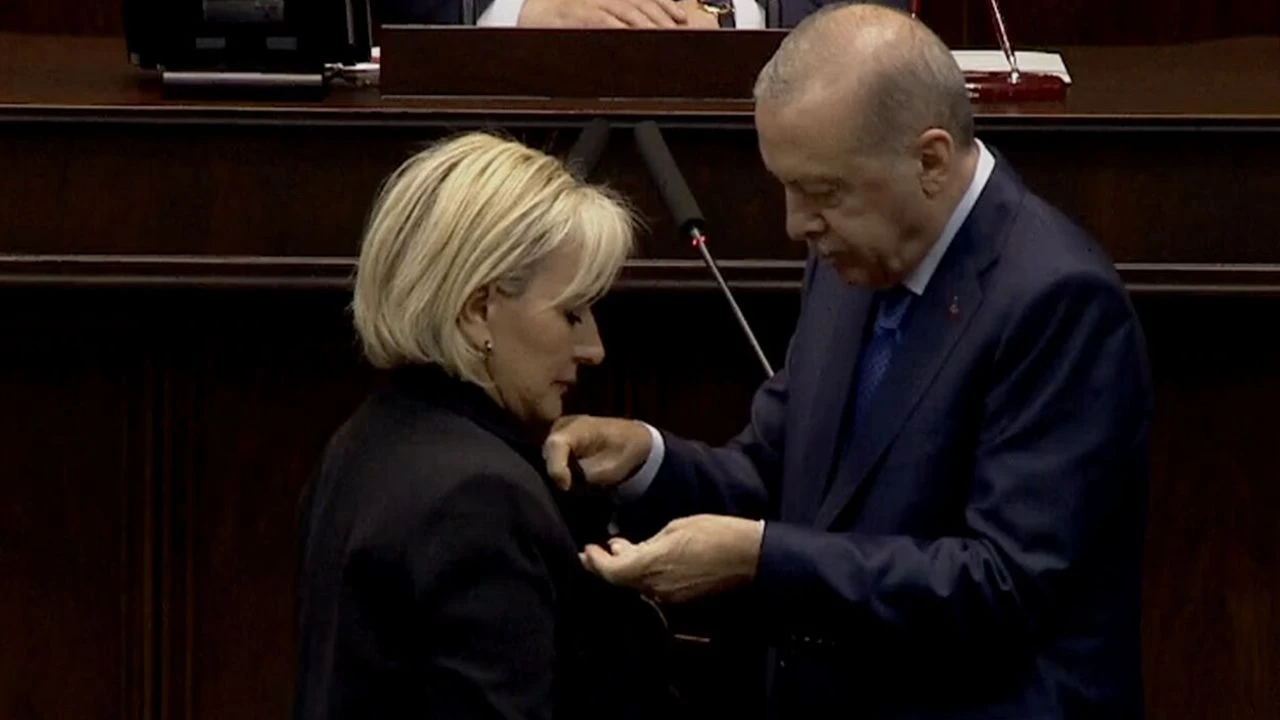 CHP'den istifa etmişti, AK Parti'ye katıldı! Rozetini Erdoğan taktı