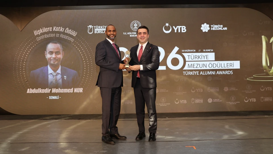 Somali Limanlar ve Deniz Taşımacılığı Bakanı Abdulkadir Mohamed Nur’a Türkiye-Somali ilişkilerine katkı ödülü