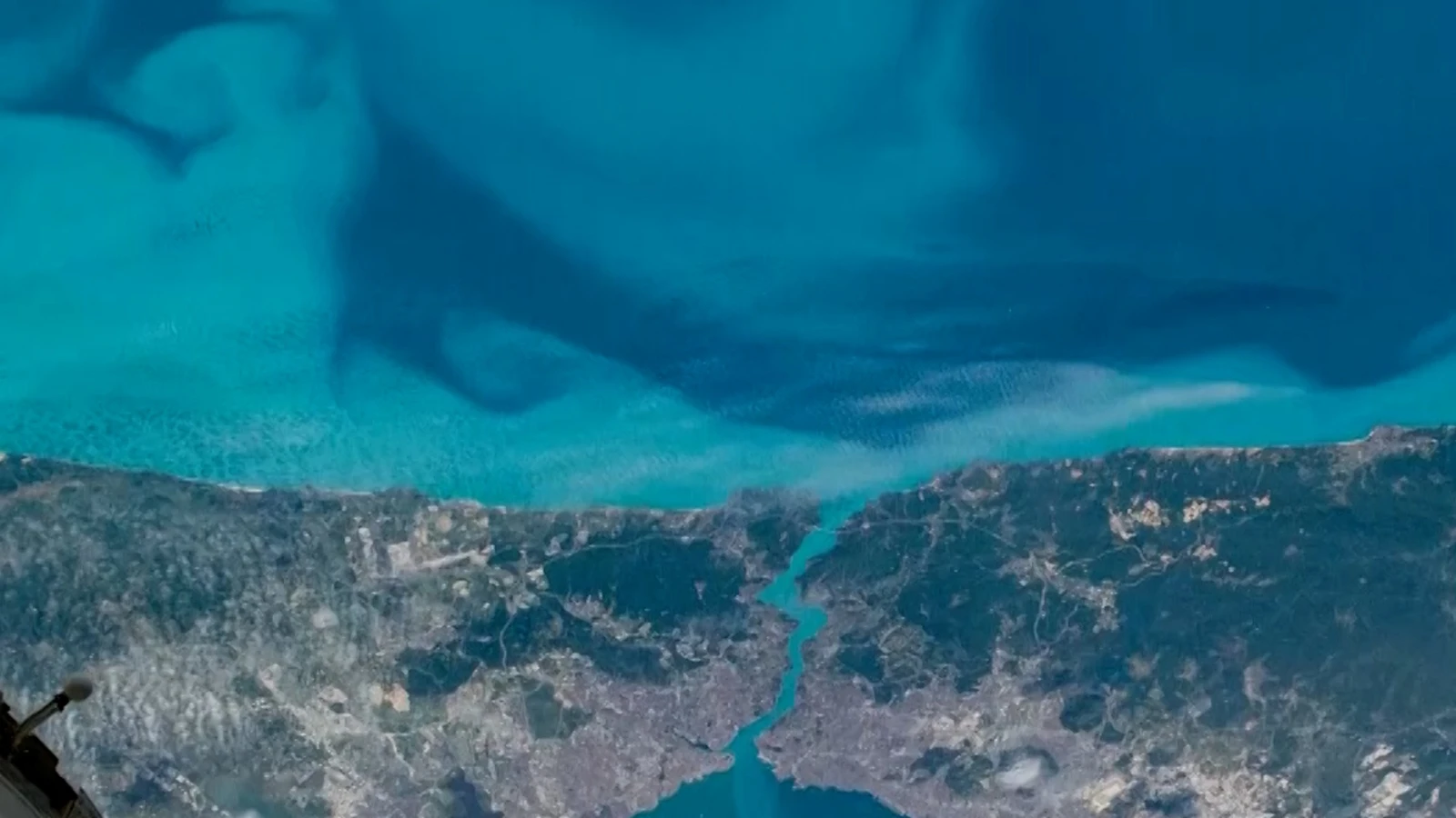 NASA, İstanbul Boğazı'ndaki renk değişimini yayınladı