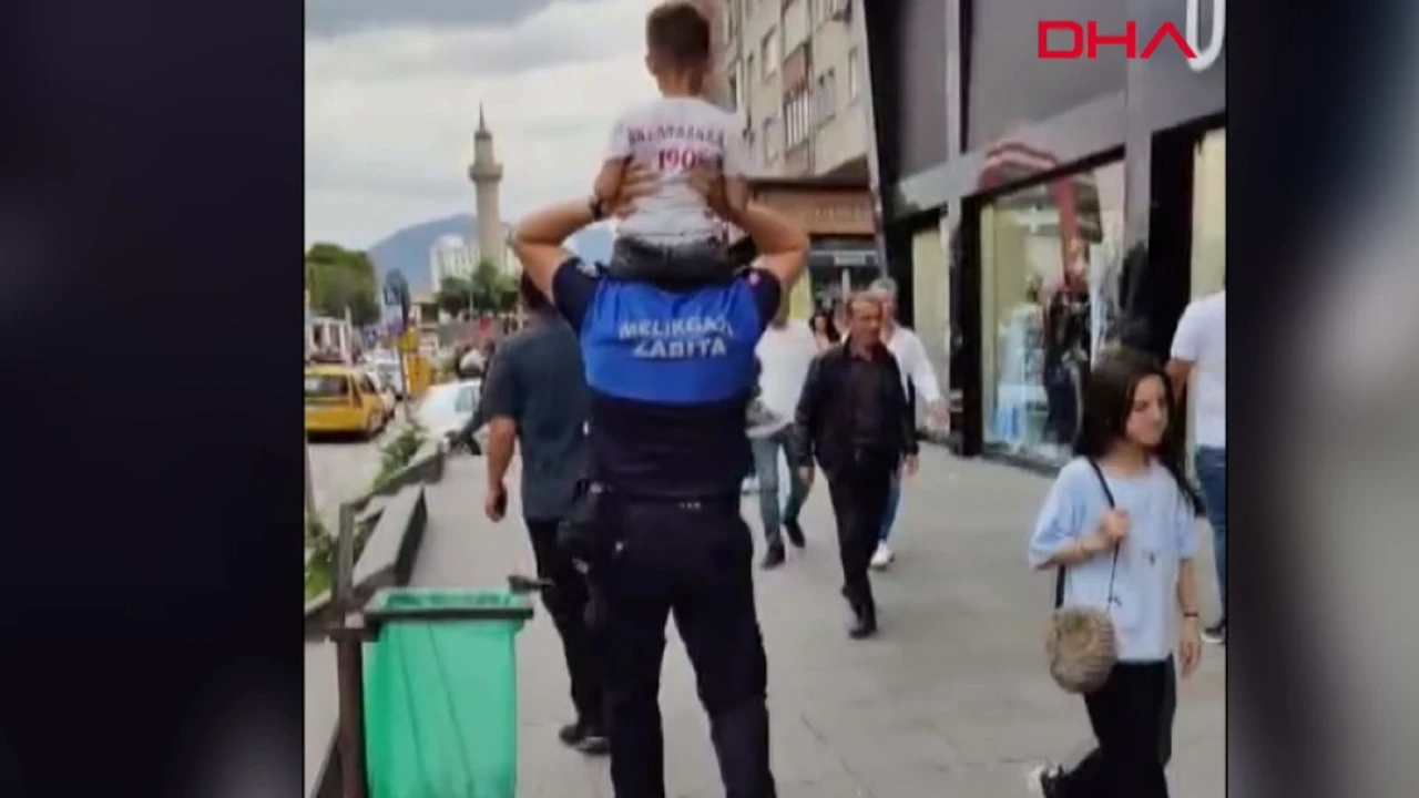 Zabıta memuru, kayıp çocuğu omzunda taşıyarak ailesine teslim etti: O anlar kamerada