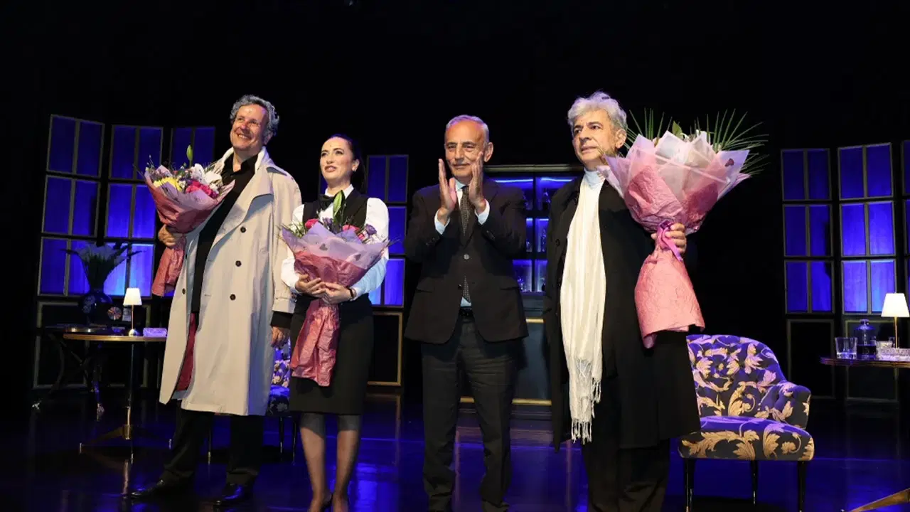 Okan Bayülgen ve Celal Kadri Kınoğlu aynı sahnede: 'Devlerin Savaşı' tiyatroseverlerle buluşuyor