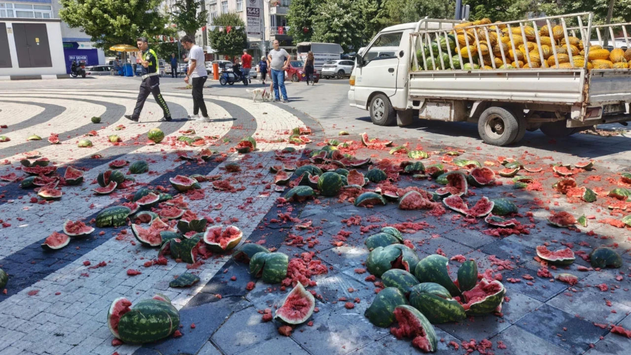 Seyyar satıcı satışına izin verilmeyen karpuzları belediye önünde parçaladı