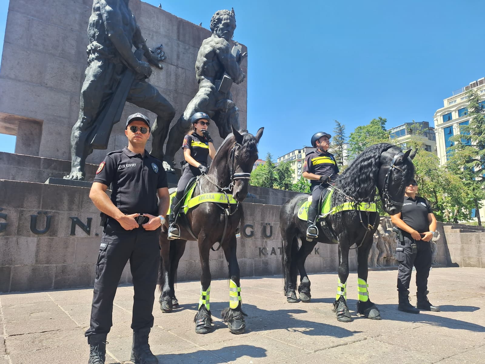 Ankara'da heybetli devriye. Atlı polisler sahada