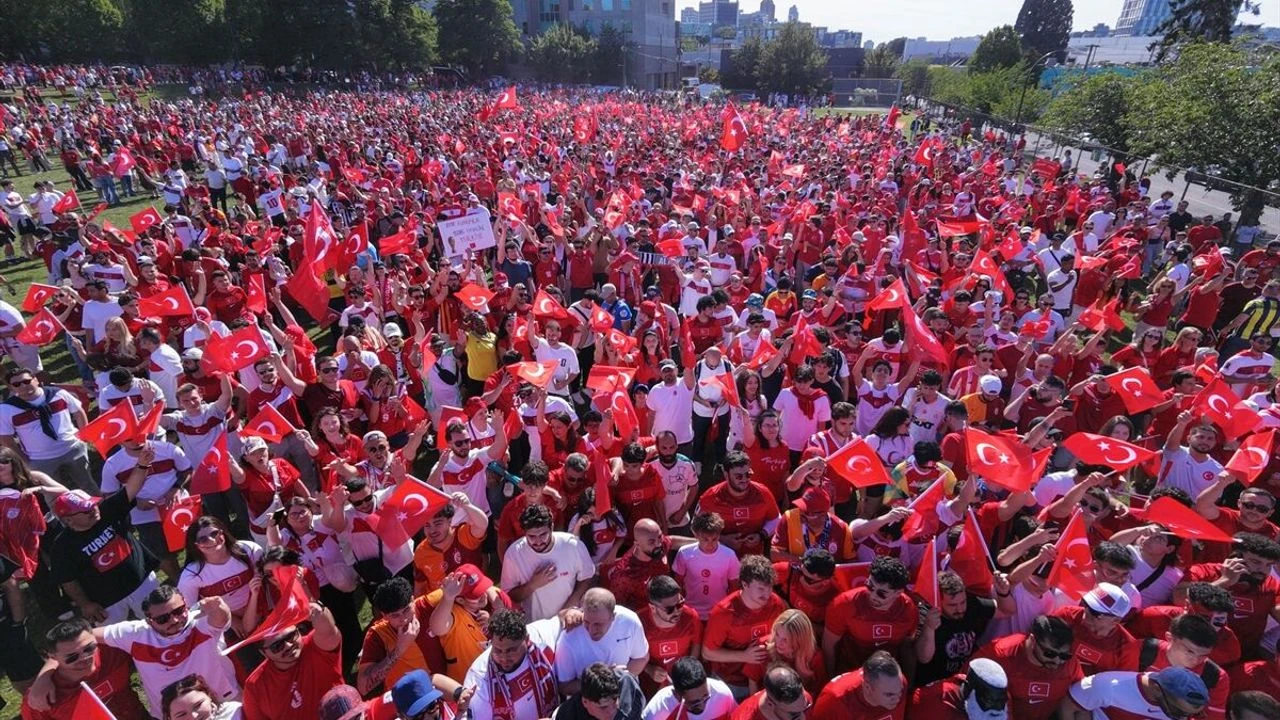 A Milli Takım için tek yürek: Taraftarlar parkta kenetlendi
