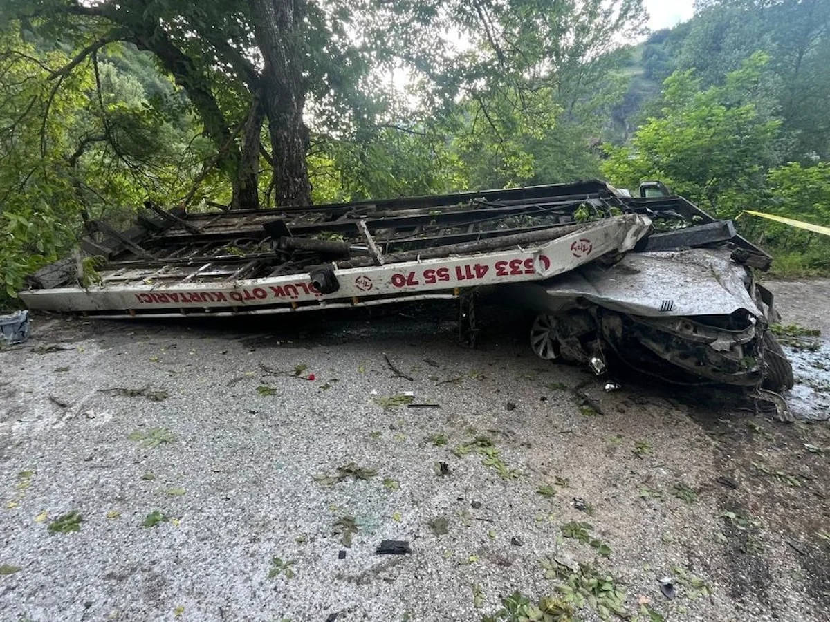 Düzce'de uçuruma yuvarlanan sürücüsü öldü