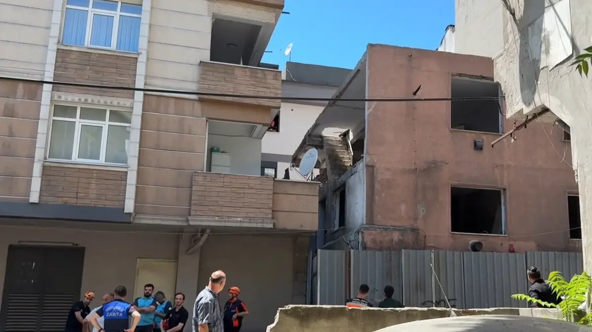Küçükçekmece'de metruk binada çökme: 3 yaralı