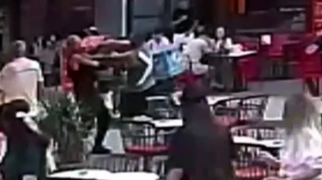 Muğla’da polisten kaçan şüpheliyi tek yumrukta yere serdi