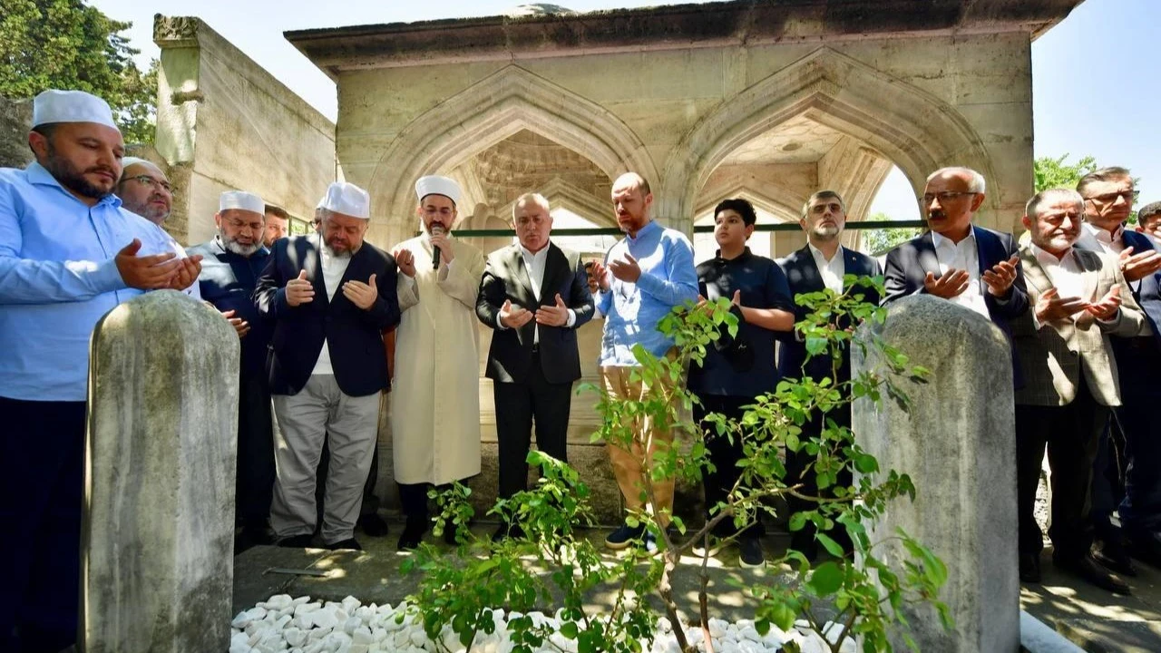Mimar Sinan’ın vasiyeti Süleymaniye’de yaşatıldı! Gürsoy Vakfı ve Fatih Belediyesi iş birliğiyle binlerce vatandaşa aşure ikram edildi