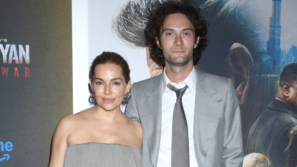 Sienna Miller ve Oli Green nişanlandı