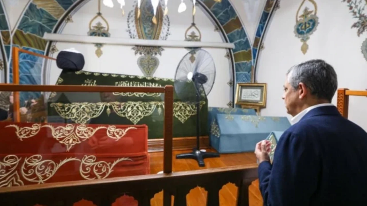 Yeni Parti ilk günden gündem oldu: Özgür Özel'in ilk durağı cami oldu