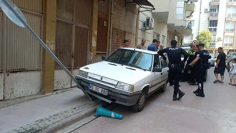 Manisa'da ruhsatsız tabancayla polisten kaçan ehliyetsiz otomobil sürücüsüne 410 bin lira ceza