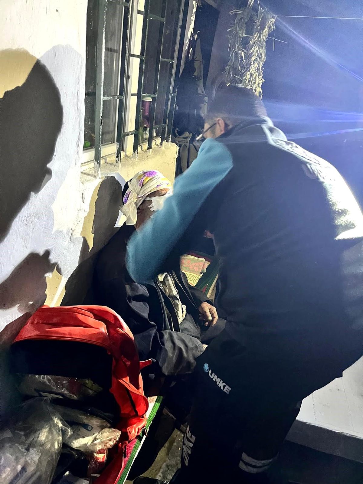 Kars'ta UMKE zorlu araziyi aştı; Yaylada yaralanan 81 yaşındaki vatandaş kurtarıldı